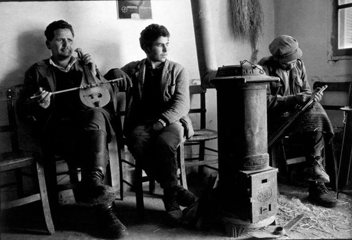 Μία άλλη Ελλάδα: Τότε που η οικογένεια μαζευόταν γύρω από την ξυλόσομπα (Εικόνες)